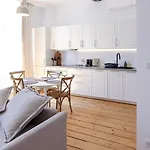 Bordeaux Village 아파트