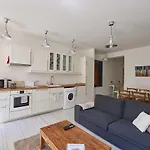 Bordeaux Village 아파트