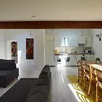 Bordeaux Village 아파트